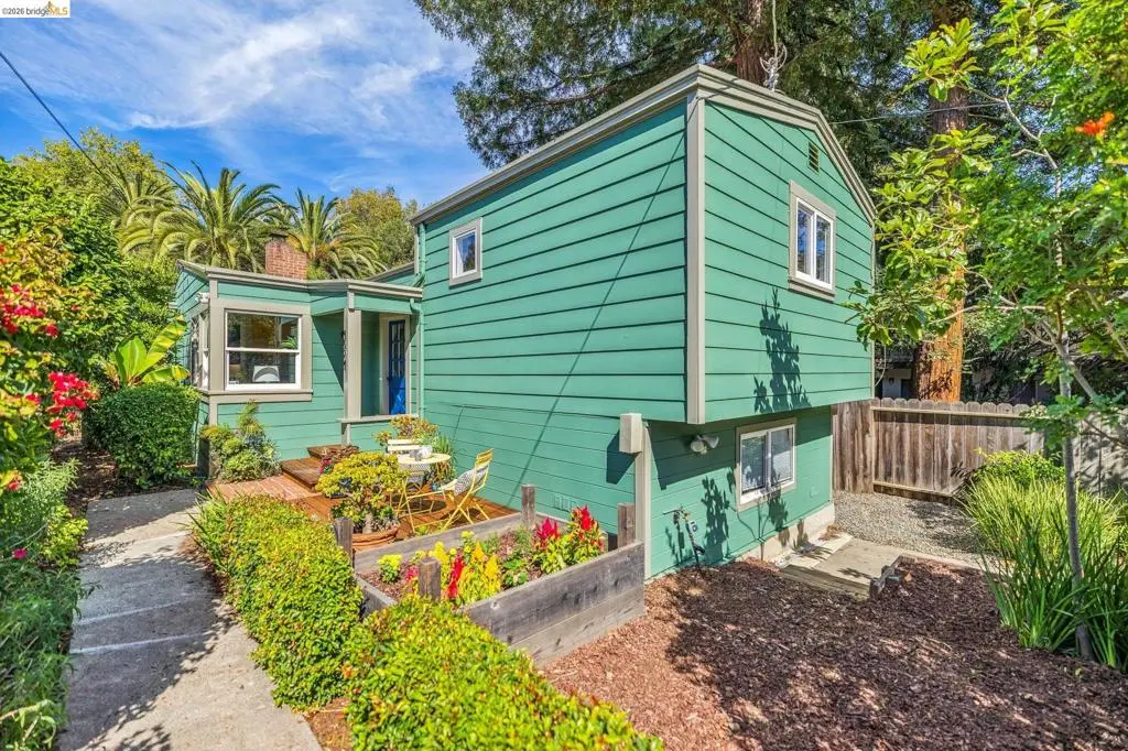 Single Family Residence for sale at 4624 Steele St, Oakland, CA featuring 3 beds and 2 baths