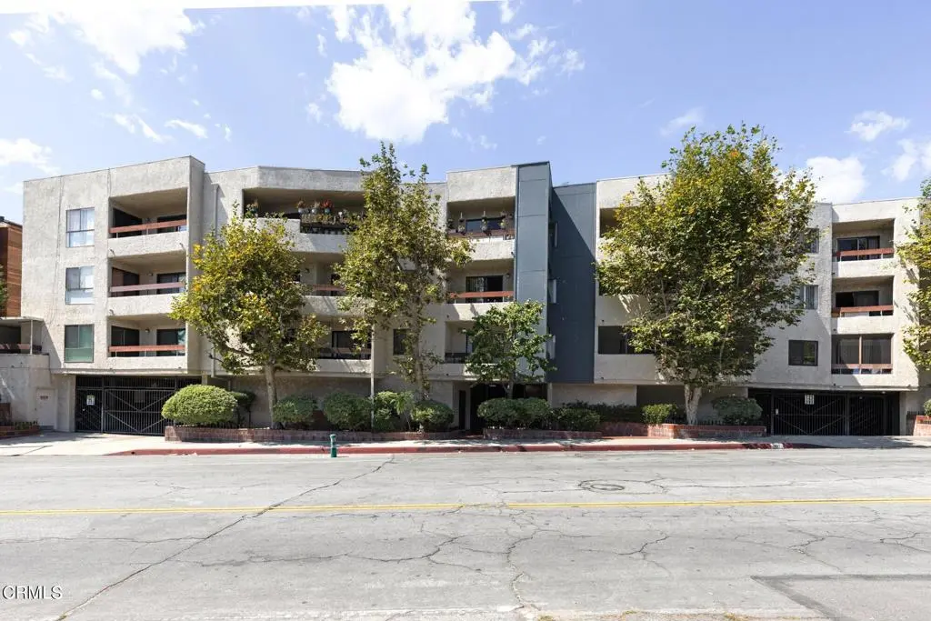 Residential Lease for rent at 1037 N Vista Street 202, West Hollywood, Los Angeles County, CA featuring 2 beds and 2 baths