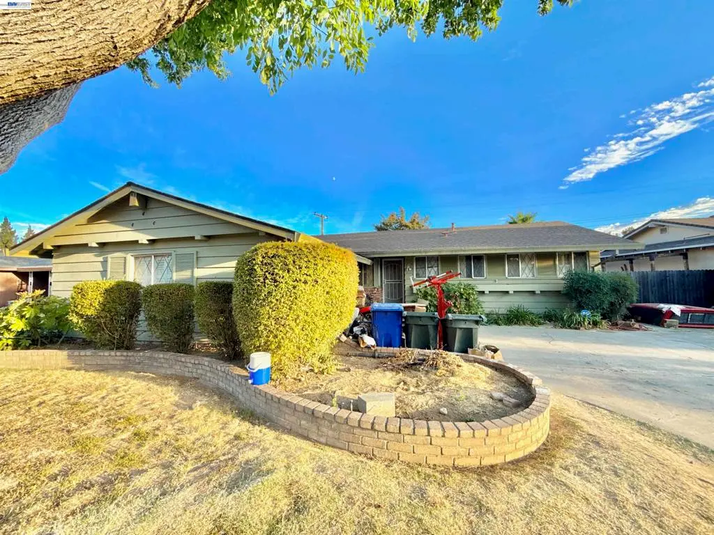 Single Family Residence for sale at 5814 Hemlock St, Sacramento, CA featuring 4 beds and 2 baths