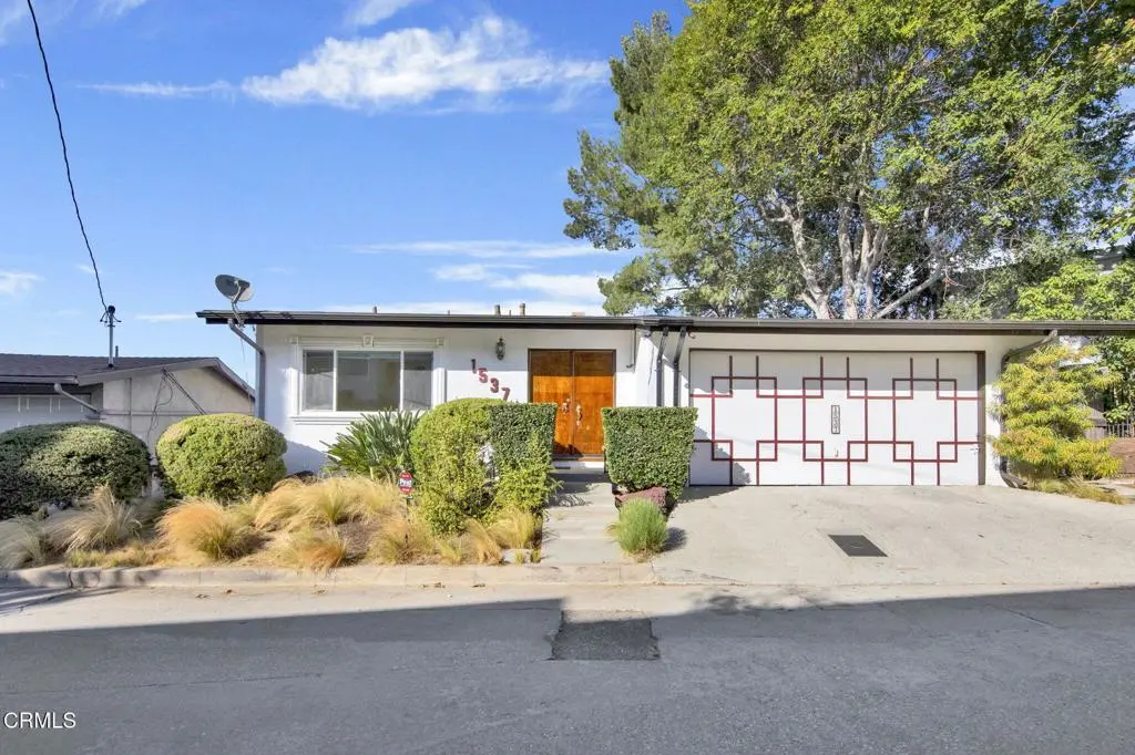 Residential Lease for rent at 1537 Silverwood Drive, Los Angeles, Los Angeles County, CA featuring 3 beds and 2 baths