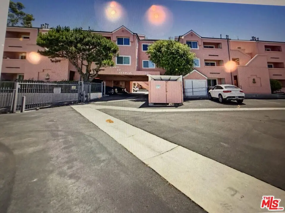 Residential Lease for rent at 4810 S La Brea Avenue 107, Los Angeles, Los Angeles County, CA featuring 2 beds and 1 bath