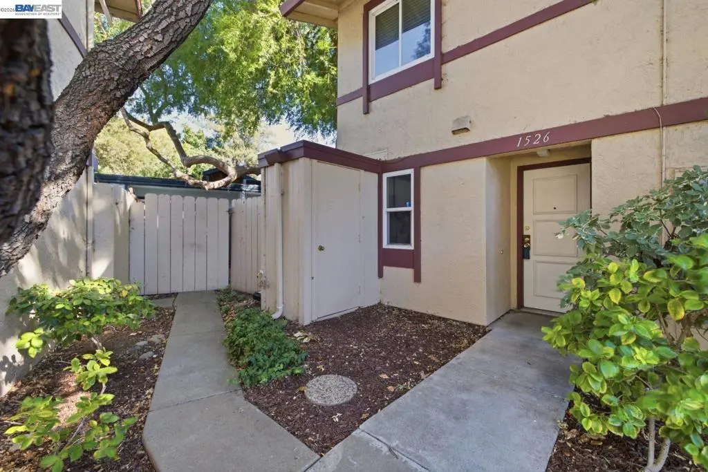 Condominium for sale at 1526 Parkwood Pl, Concord, CA featuring 3 beds and 2 baths