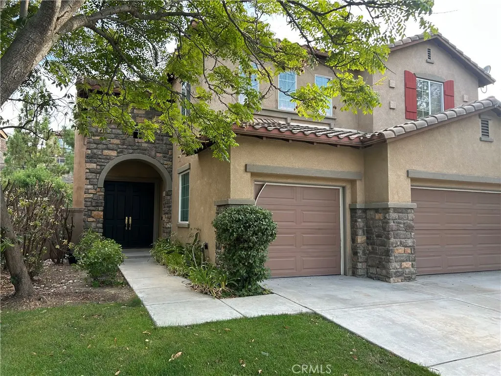 Single Family Residence for rent at 18 Via De La Valle, Lake Elsinore, CA featuring 5 beds and 3 baths