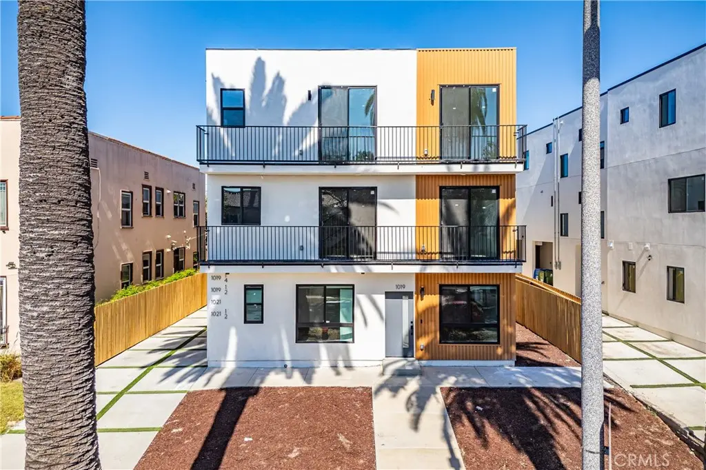 Residential Lease for rent at 1021 S. Citrus Avenue 2, Los Angeles, Los Angeles County, CA featuring 2 beds and 2 baths