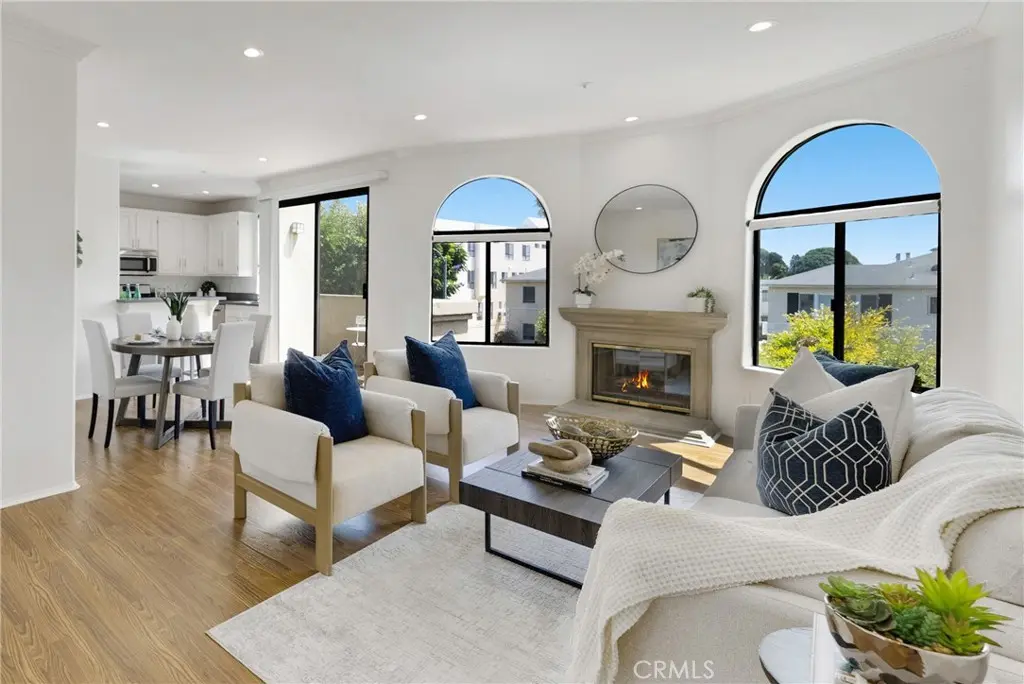 Condominium for sale at 1541 S Bedford 205, Los Angeles, CA featuring 2 beds and 3 baths