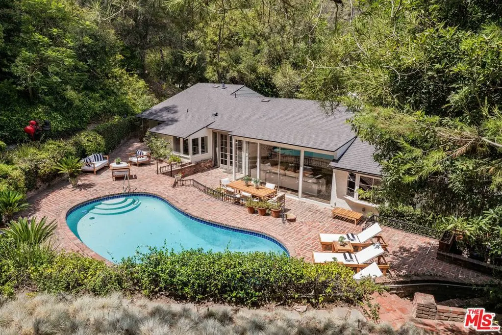 Single Family Residence for sale at 10686 Somma Way, Los Angeles, CA featuring 3 beds and 3 baths