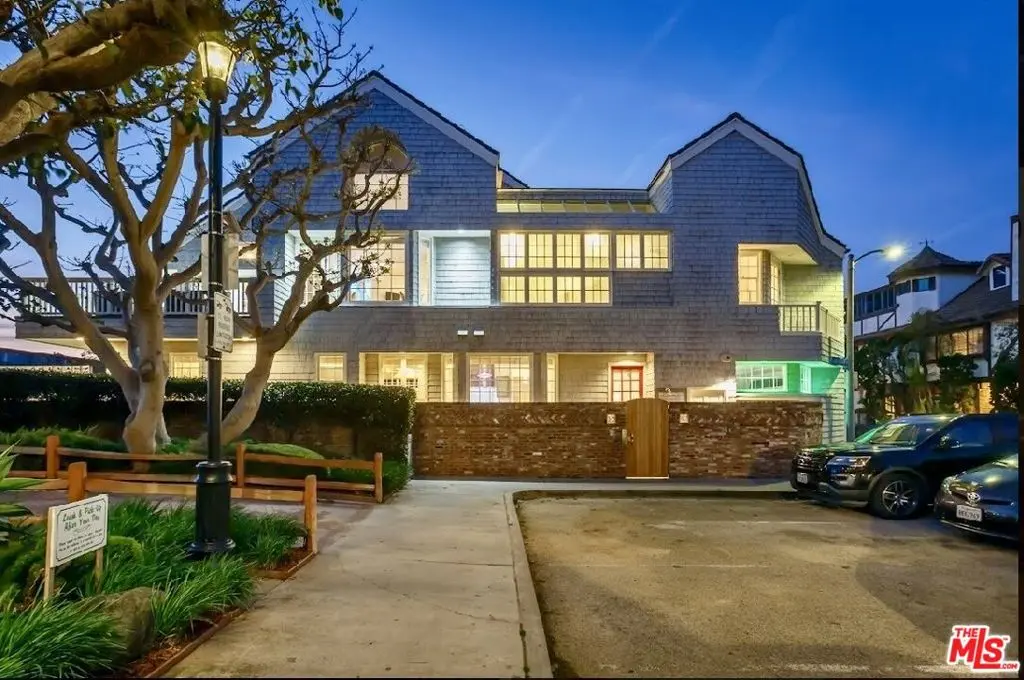 Single Family Residence for rent at 4219 Roma Court, Los Angeles, CA featuring 4 beds and 4 baths