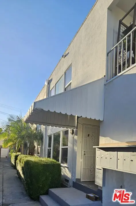 Residential Lease for rent at 1227 S Holt Avenue 5, Los Angeles, Los Angeles County, CA featuring 2 beds and 2 baths