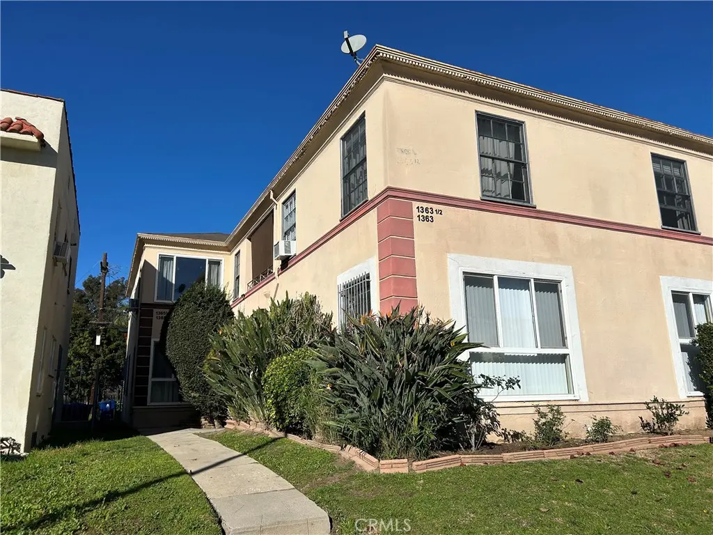 Quadruplex for rent at 1365 1/2 Masselin, Los Angeles, CA featuring 1 bed and 1 bath