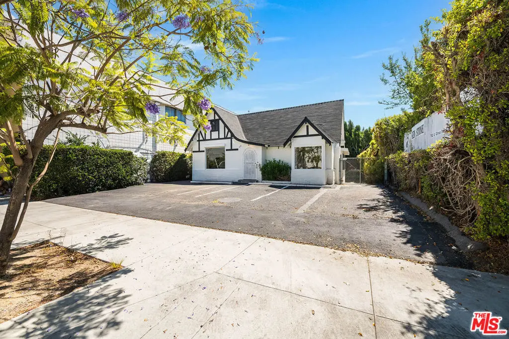 Single Family Residence for sale at 712 S Citrus Avenue, Los Angeles, CA featuring 2 beds and 2 baths