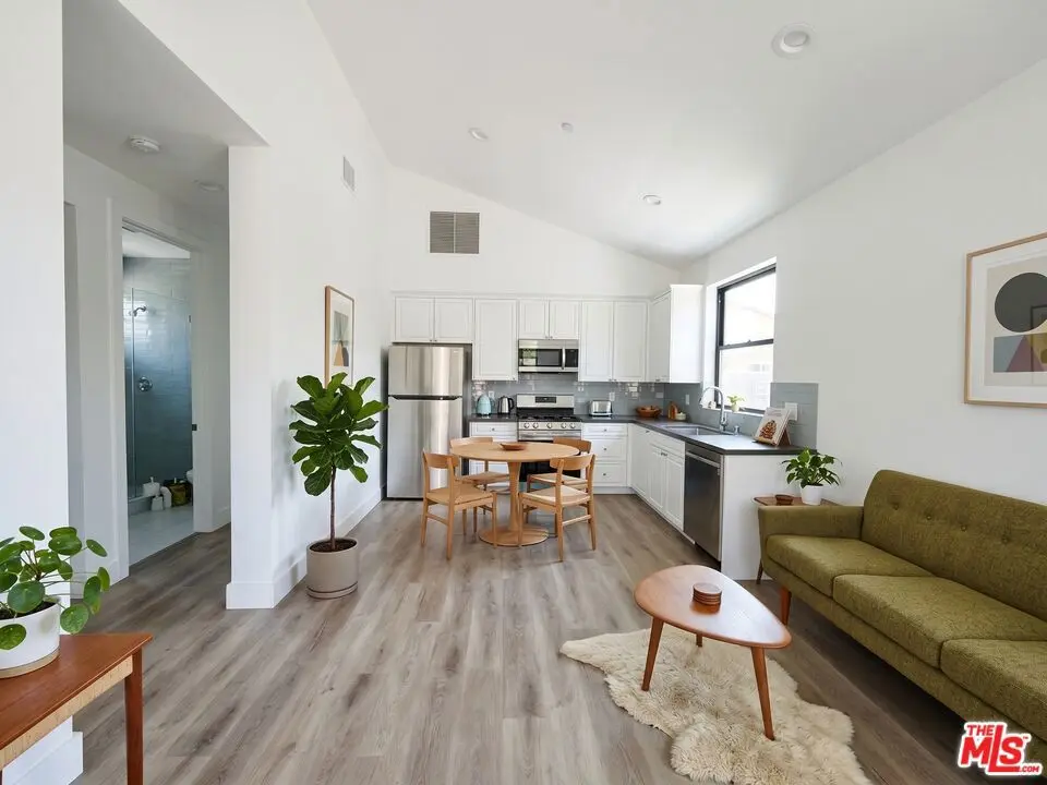 Single Family Residence for rent at 11922 Isis Avenue, Hawthorne, CA featuring 2 beds and 1 bath