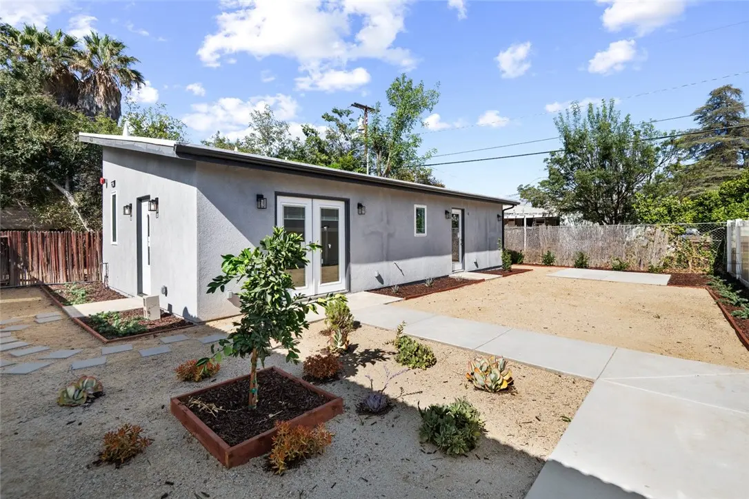 Residential Lease for rent at 6652 Palm Avenue, Riverside, Riverside County, CA featuring 2 beds and 1 bath