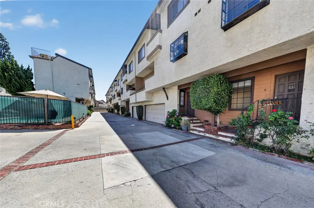 7650 Topanga Canyon Boulevard 9, Canoga Park, CA — listing photo 1