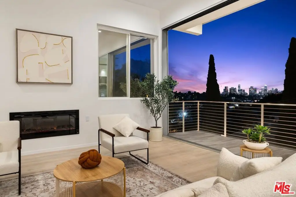 Residential Lease for rent at 2311 Cove Avenue, Los Angeles, Los Angeles County, CA featuring 5 beds and 5 baths