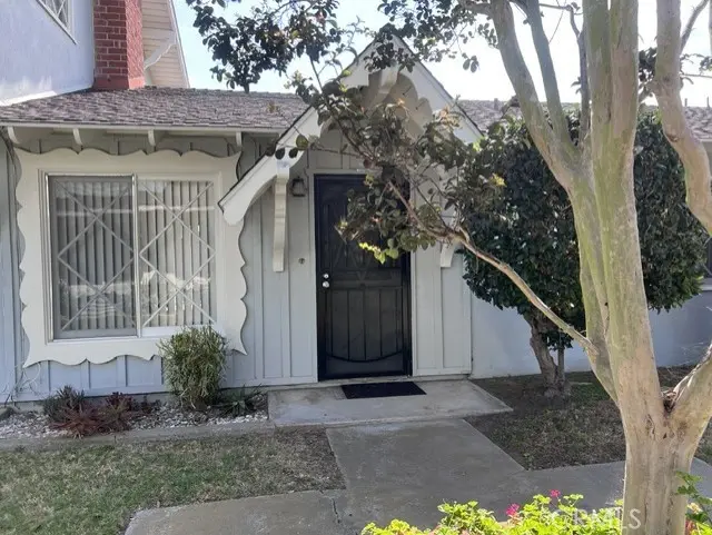 Triplex for rent at 668 Center #B, Costa Mesa, CA featuring 2 beds and 1 bath
