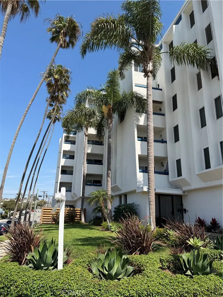 Condominium for sale at 200 S Catalina Avenue 407, Redondo Beach, CA featuring 2 beds and 2 baths