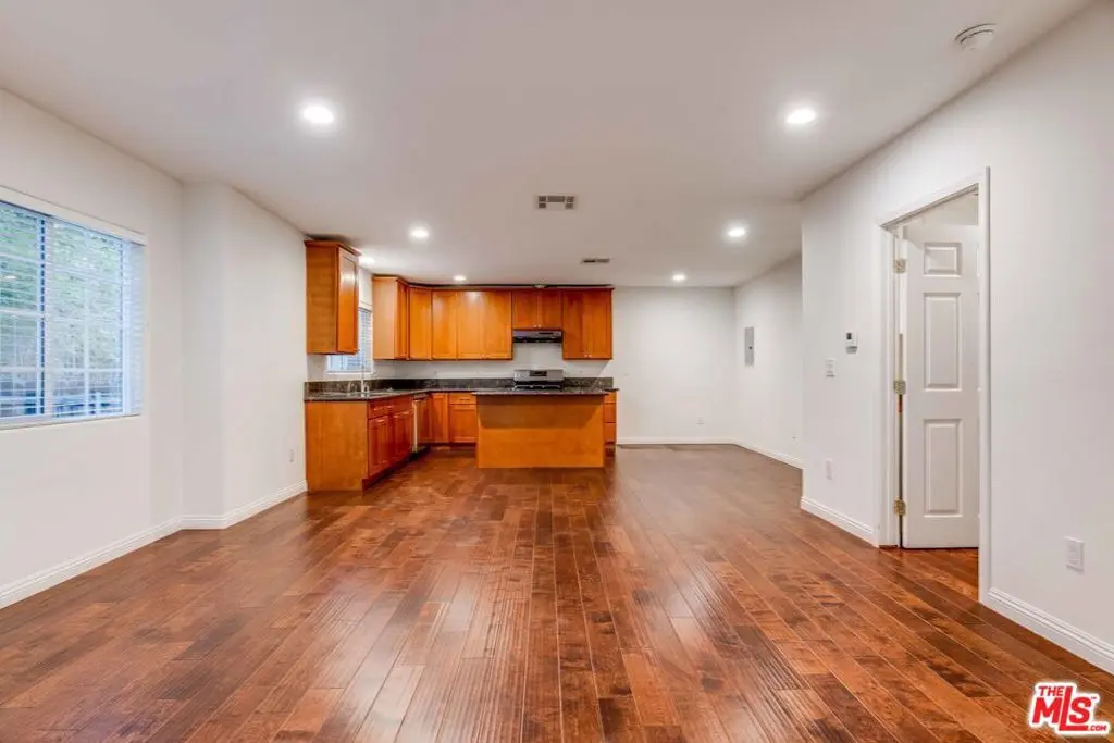 Residential Lease for rent at 4848 Oakwood Avenue, Los Angeles, Los Angeles County, CA featuring 2 beds and 2 baths