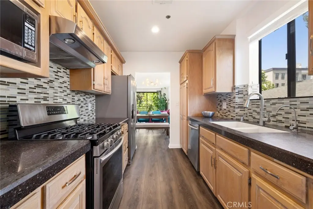 Residential Lease for rent at 1128 Cardiff, Los Angeles, Los Angeles County, CA featuring 2 beds and 2 baths