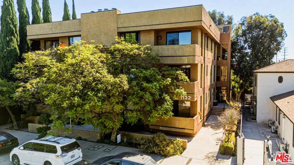 Residential Lease for rent at 1132 S Doheny Drive 302, Los Angeles, Los Angeles County, CA featuring 3 beds and 3 baths