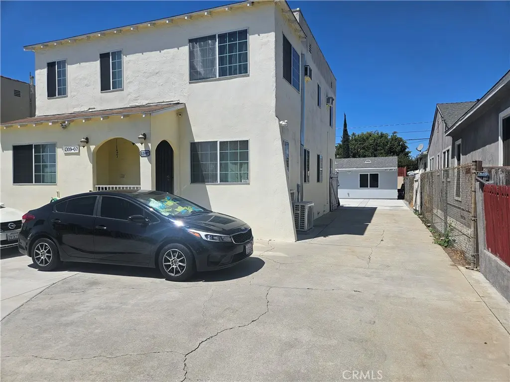 Triplex for rent at 1307 S Woods A, Los Angeles, CA featuring 2 beds and 2 baths