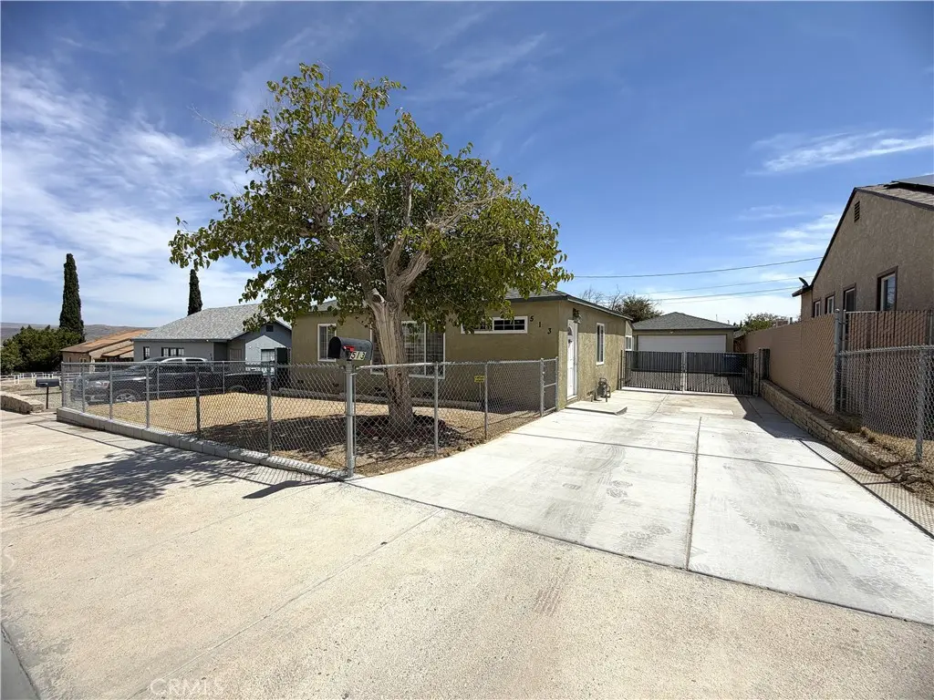 513 Mount Vernon Avenue, Barstow, CA — listing photo 1