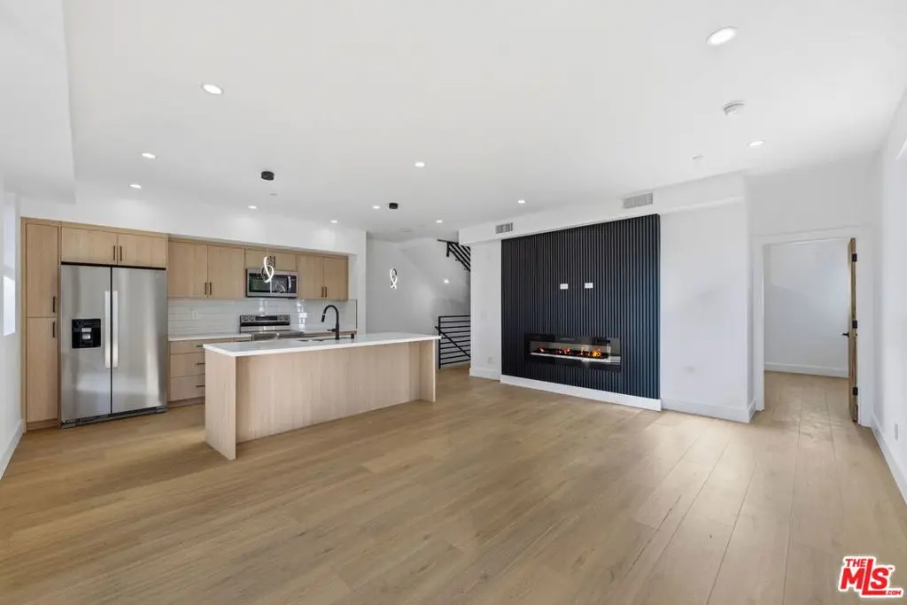 13600 Burbank Boulevard, Sherman Oaks, CA — listing photo 1