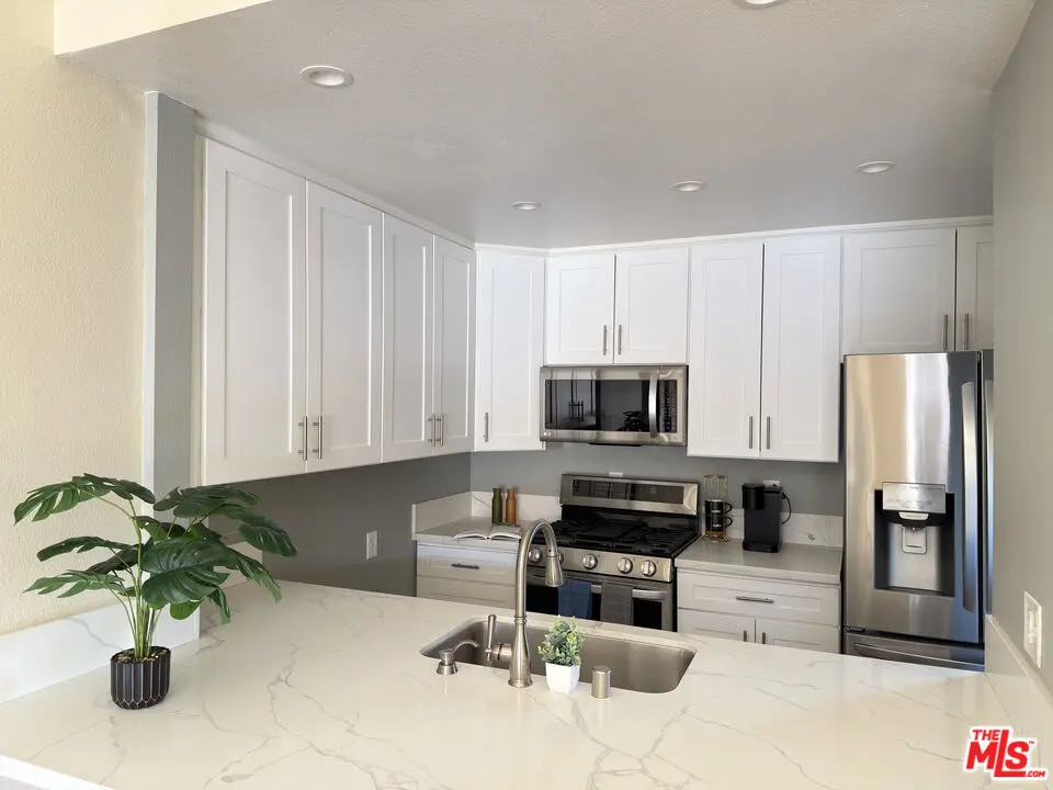 Residential Lease for rent at 326 S Manhattan Place 203, Los Angeles, Los Angeles County, CA featuring 3 beds and 2 baths