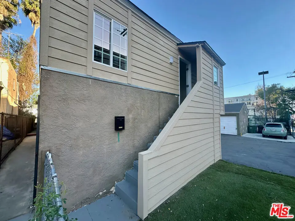 Residential Lease for rent at 1762 1/2 N Las Palmas Avenue, Los Angeles, Los Angeles County, CA featuring 2 beds and 1 bath
