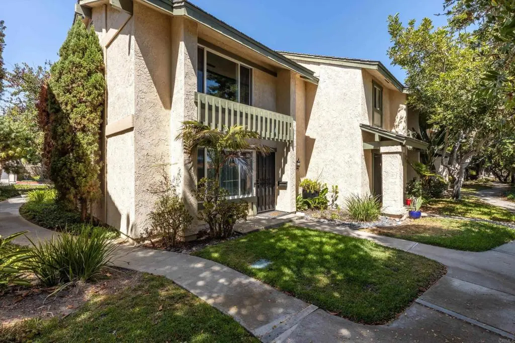 Townhouse for rent at 2731 Caminito Verdugo, Del Mar, CA featuring 2 beds and 2 baths