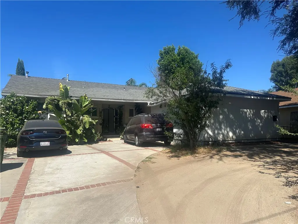 Duplex for sale at 7921 Owensmouth, Los Angeles, CA featuring 3 beds and 2 baths