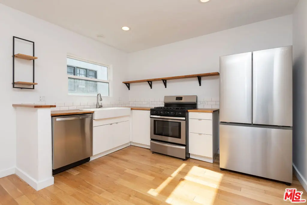 Residential Lease for rent at 1341 S Burnside Avenue 3, Los Angeles, Los Angeles County, CA featuring 2 beds and 1 bath