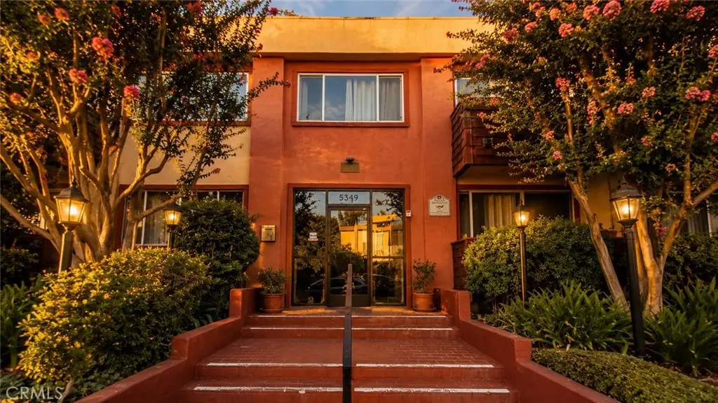 5349 Newcastle 34, Encino, CA — listing photo 1