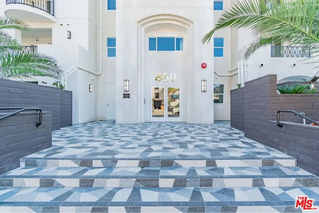 Residential Lease for rent at 850 Crenshaw Boulevard 409, Los Angeles, Los Angeles County, CA featuring 3 beds and 2 baths