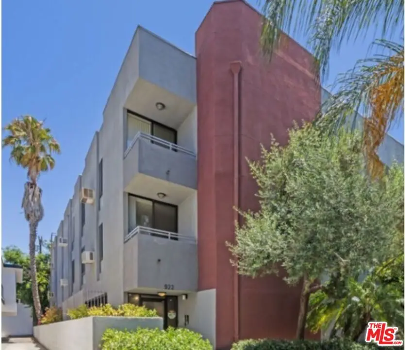 Residential Lease for rent at 922 N Hudson Avenue 4, Los Angeles, CA featuring 24 beds and 25 baths