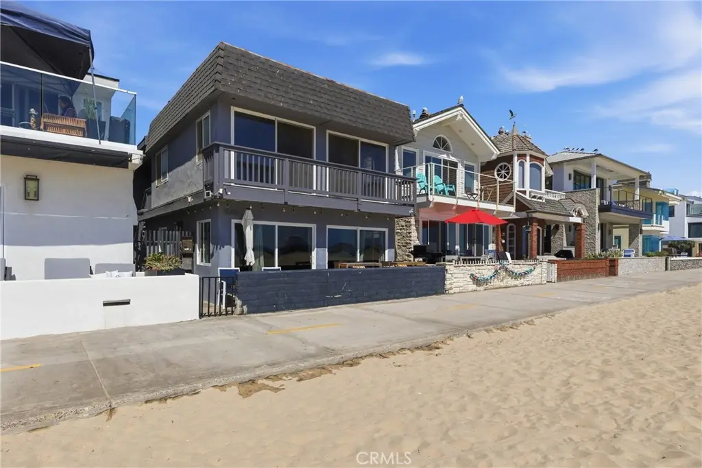 Residential Lease for rent at 3010 W Oceanfront Upper "B", Newport Beach, Orange County, CA featuring 3 beds and 2 baths