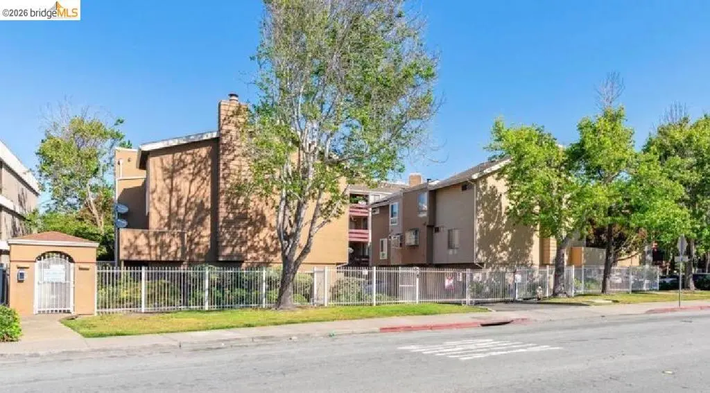 Condominium for sale at 2121 Vale Rd #17, San Pablo, CA featuring 3 beds and 3 baths