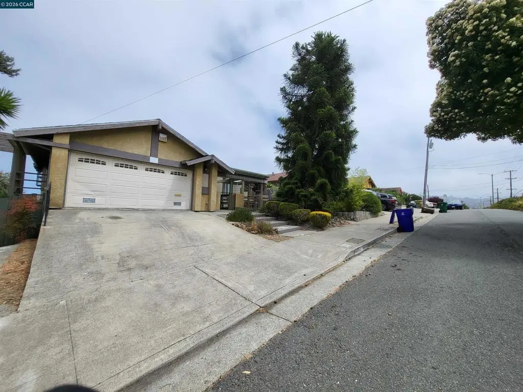 Single Family Residence for rent at 5215 Bayview Ave, Richmond, CA featuring 3 beds and 3 baths