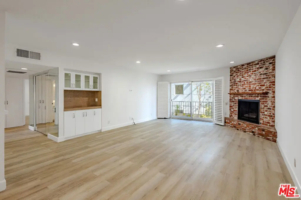 Residential Lease for rent at 2385 Roscomare Road D15, Los Angeles, Los Angeles County, CA featuring 2 beds and 2 baths