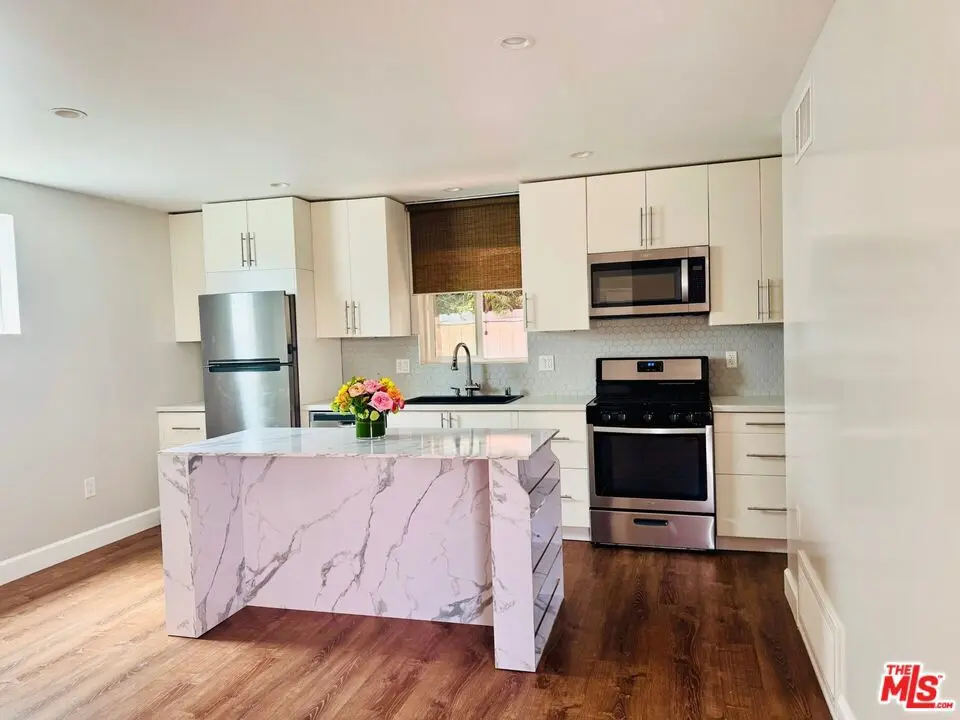 Residential Lease for rent at 2325 Selby Avenue, Los Angeles, Los Angeles County, CA featuring 1 bed and 2 baths