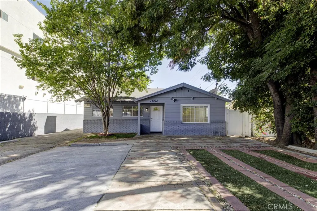 Residential Lease for rent at 14918 Wyandotte, Los Angeles, Los Angeles County, CA featuring 2 beds and 2 baths
