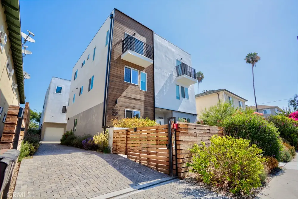 11637 1/2 Burbank Blvd, Burbank, CA — listing photo 1