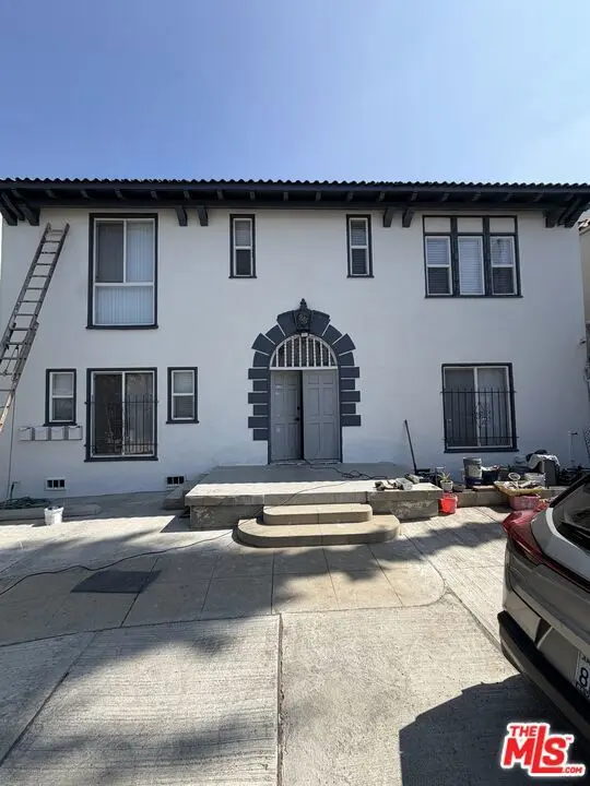 Condominium for rent at 926 S Mariposa Avenue, Los Angeles, CA featuring 3 beds and 2 baths
