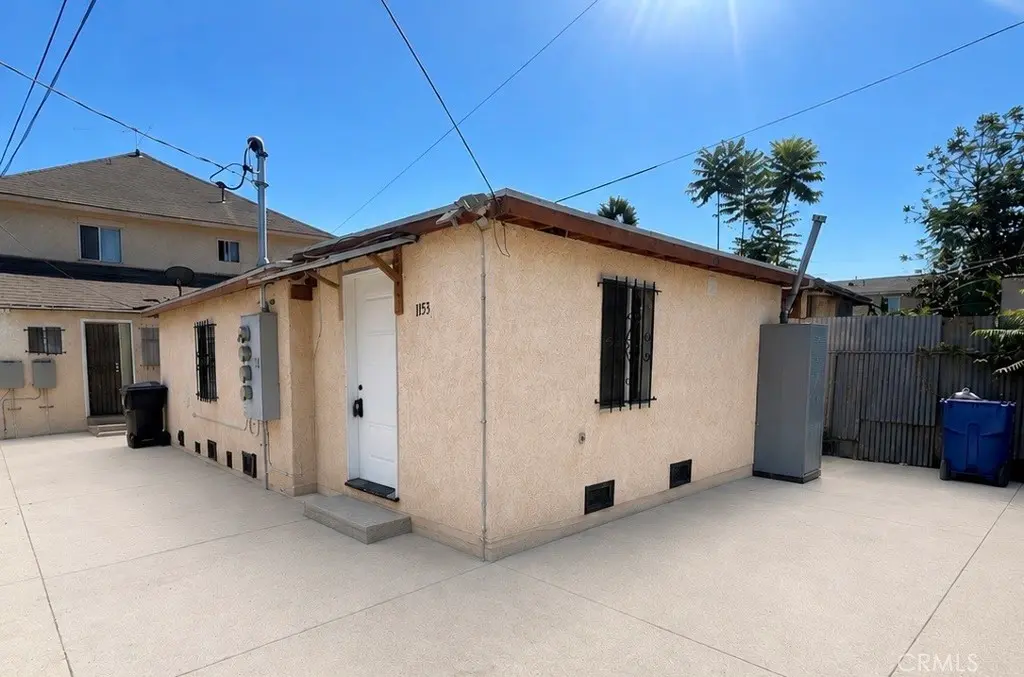 Triplex for rent at 1153 E 50th 2, Los Angeles, CA featuring 6 beds and 2 baths