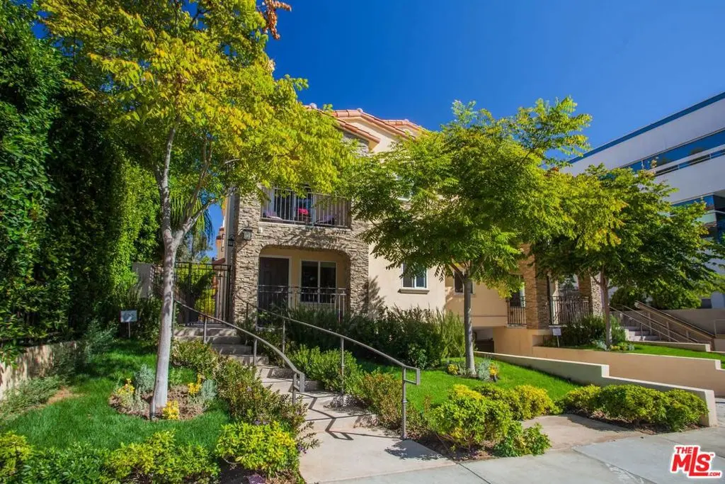 Condominium for rent at 1171 Franklin Street 102, Santa Monica, CA featuring 3 beds and 3 baths
