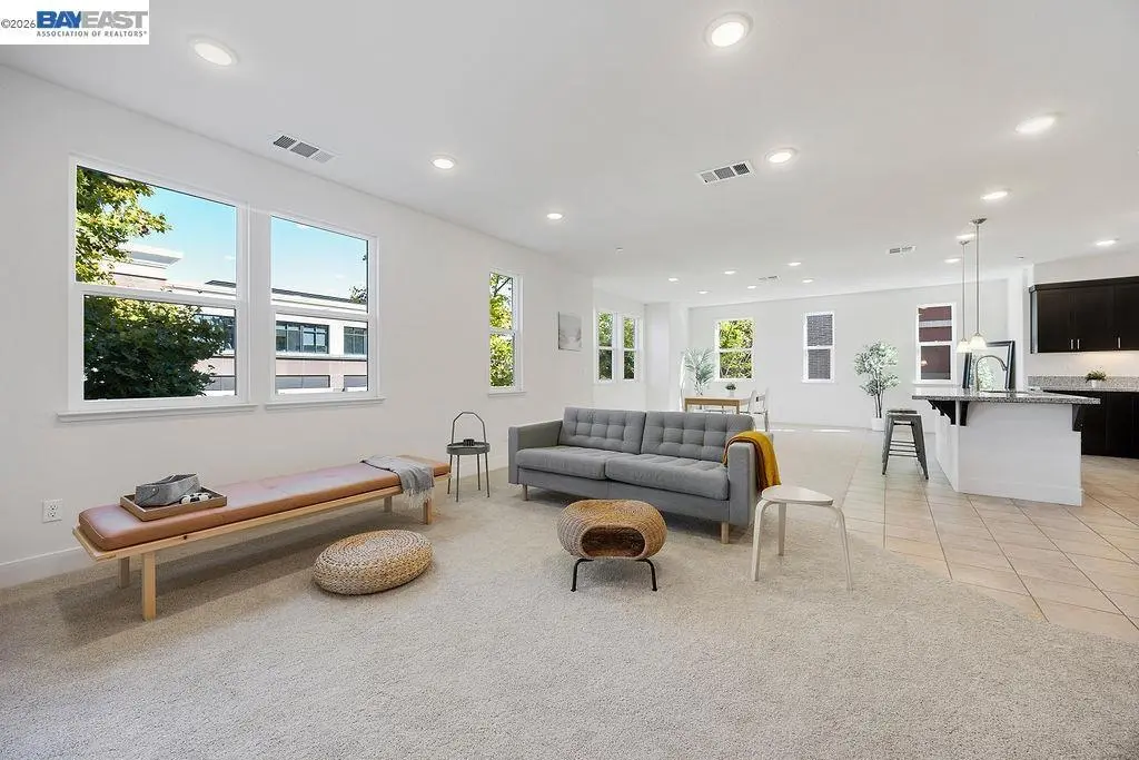 Condominium for sale at 2729 5Th St, Alameda, CA featuring 3 beds and 3 baths