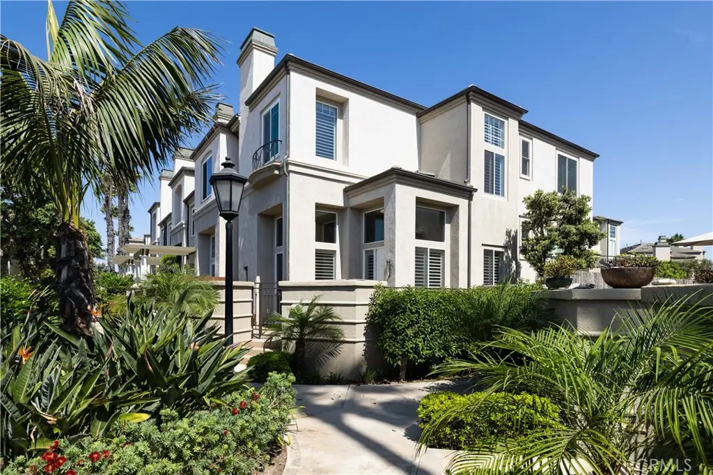 19427 Surfset, Huntington Beach, CA — listing photo 1
