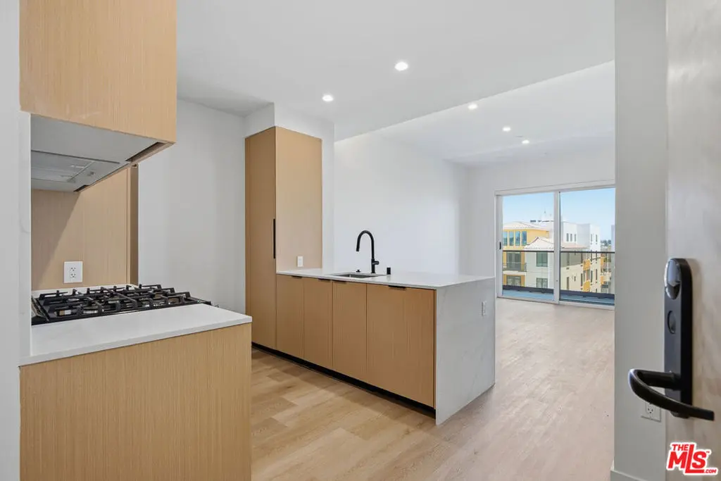 Residential Lease for rent at 3555 Overland Avenue 407, Los Angeles, Los Angeles County, CA featuring 1 bed and 1 bath