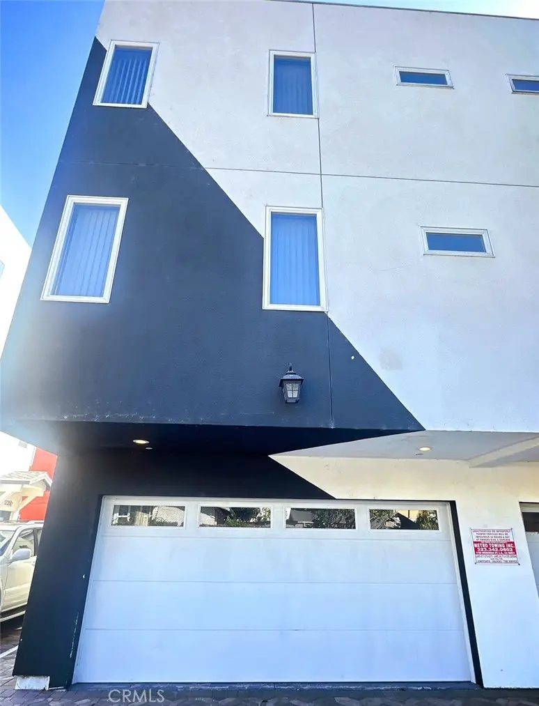 Residential Lease for rent at 1739 Magnolia Avenue, Los Angeles, Los Angeles County, CA featuring 4 beds and 5 baths