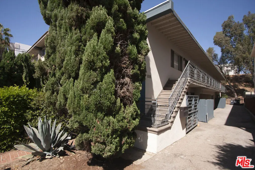 Residential Lease for rent at 11521 Rochester Avenue 1, Los Angeles, Los Angeles County, CA featuring 3 beds and 2 baths
