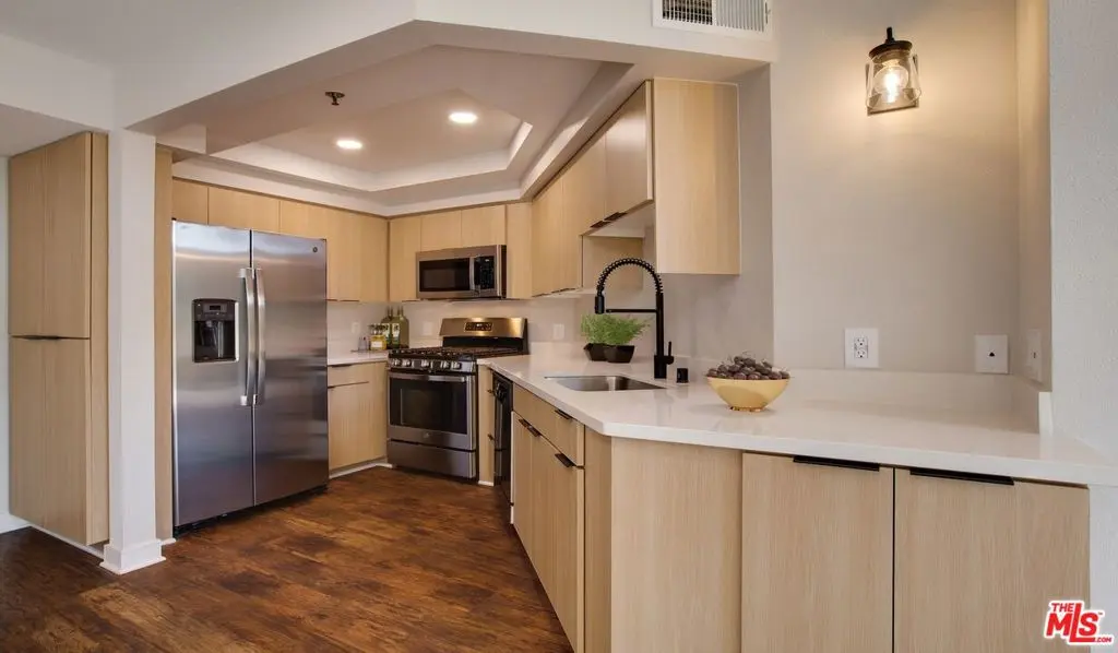 Residential Lease for rent at 7660 Beverly Boulevard 239, Los Angeles, Los Angeles County, CA featuring 1 bed and 1 bath